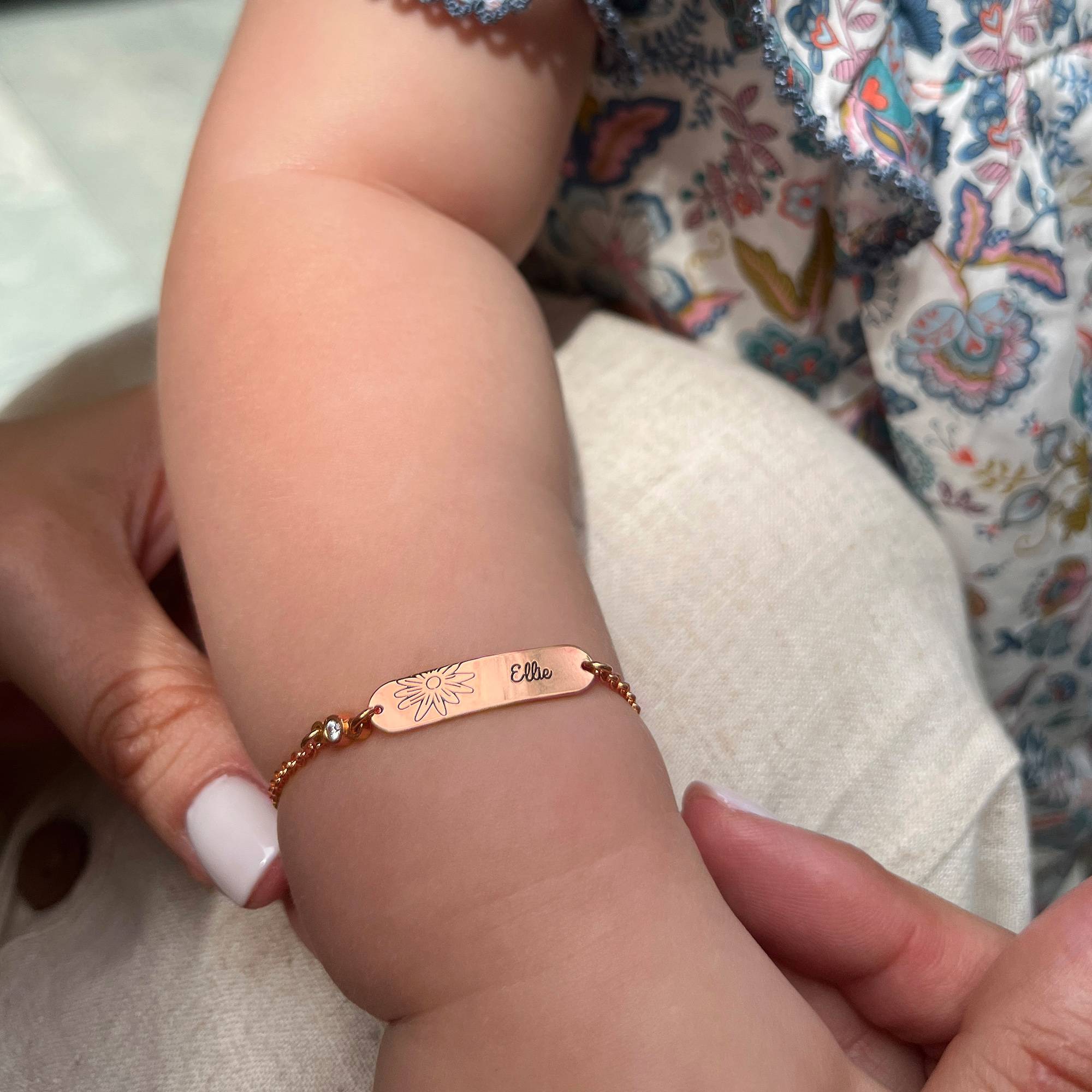 Lyla Baby-Namensarmband mit Geburtsblume und Geburtsstein - 750er rosé vergoldetes Silber-4 Produktfoto