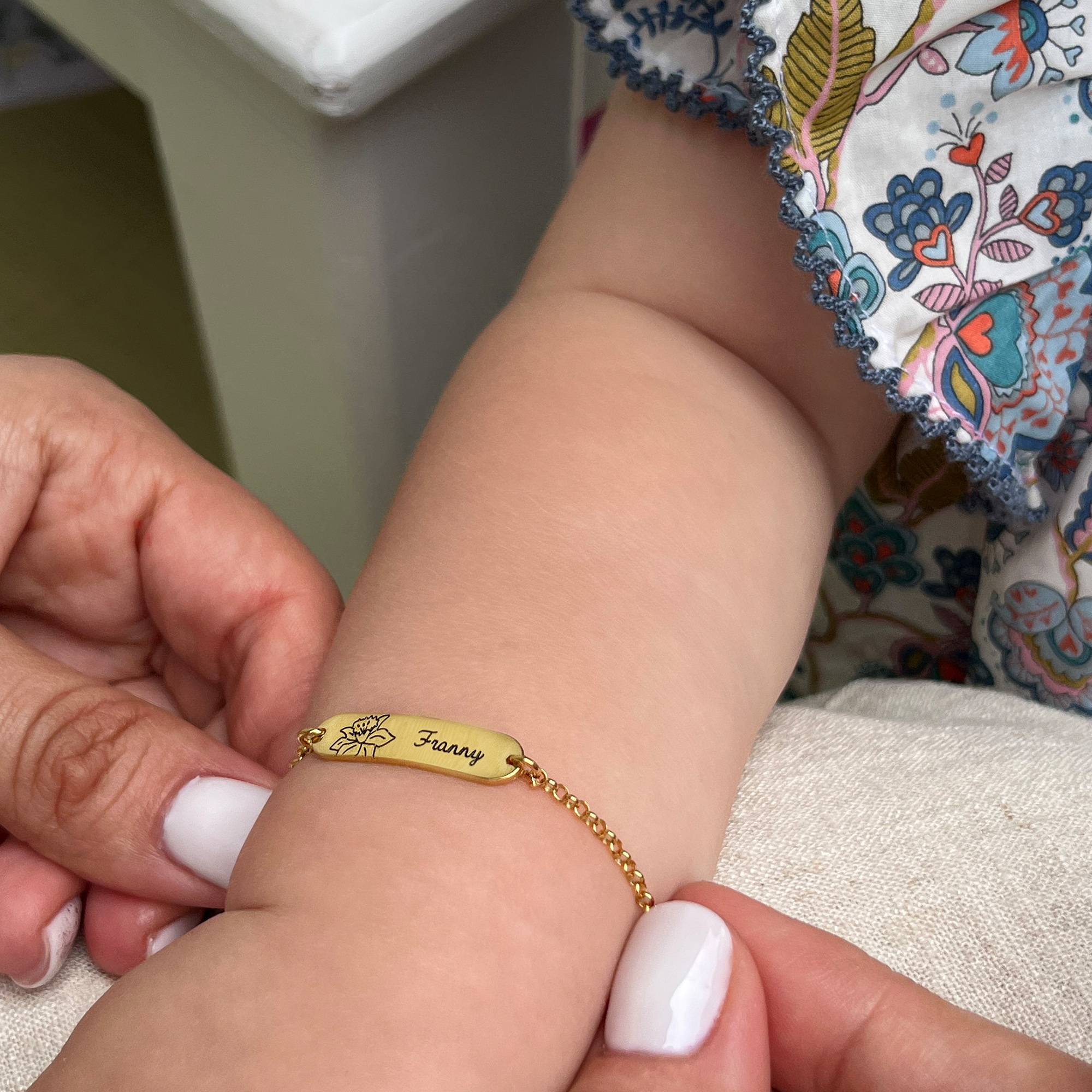 Lyla baby navnearmbånd med fødselsblomst i 14K guld-2 produkt billede
