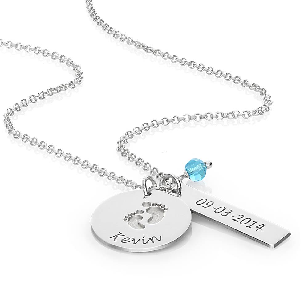 Personligt smykke til mor med babyfodscharm og navnetag i sølv-4 produkt billede