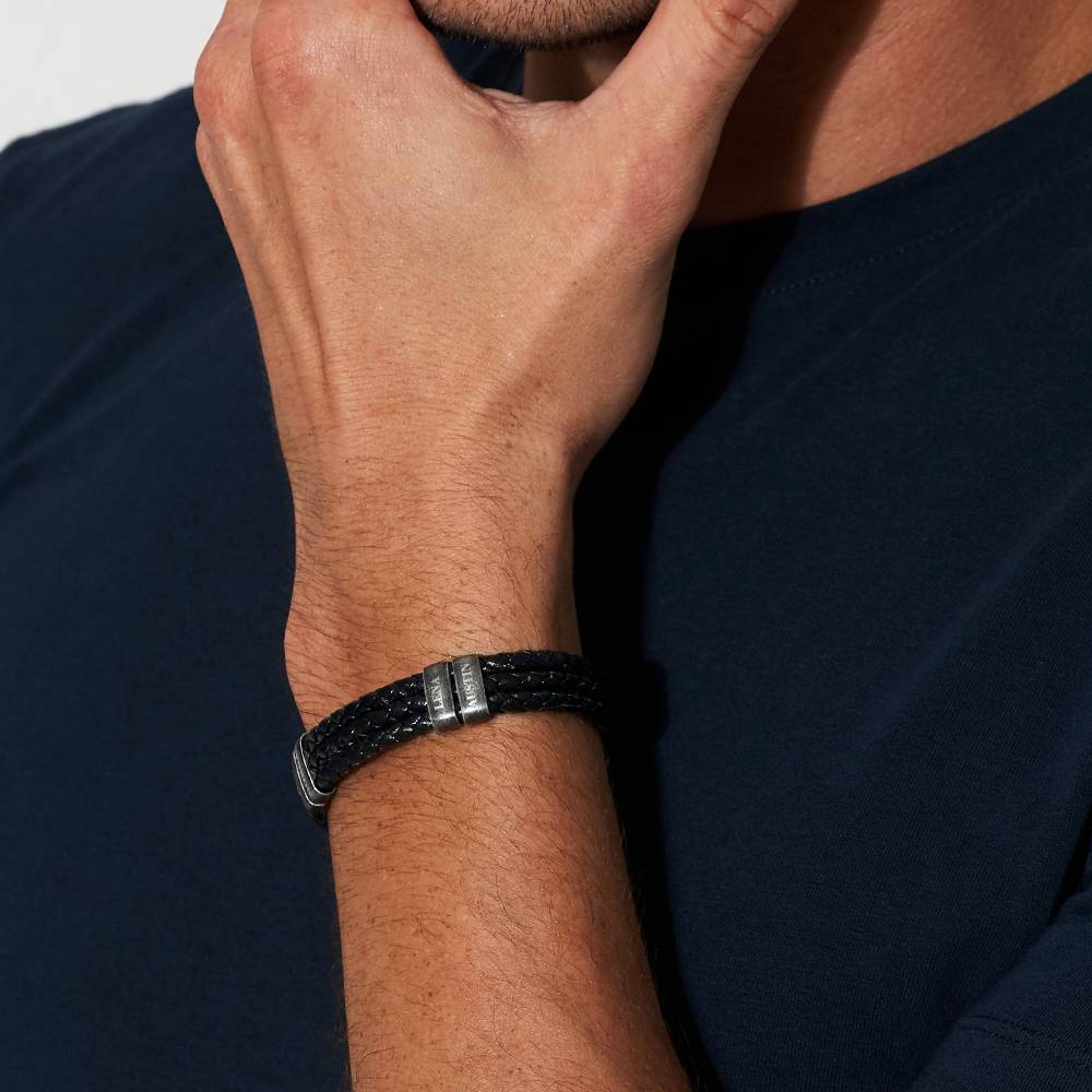 Flechtleder-Armband mit vertikalen Oxid-Edelstahletiketten-2 Produktfoto