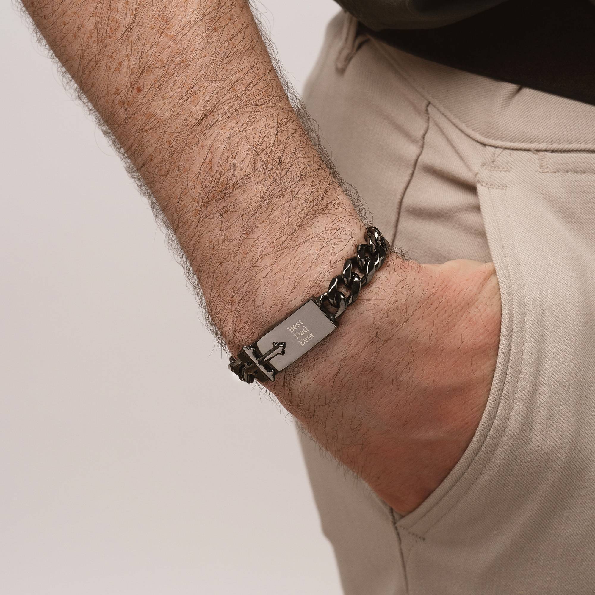 Gepersonaliseerde Kruis ID Armband voor Mannen in Donkergrijs Metaal-4 Productfoto