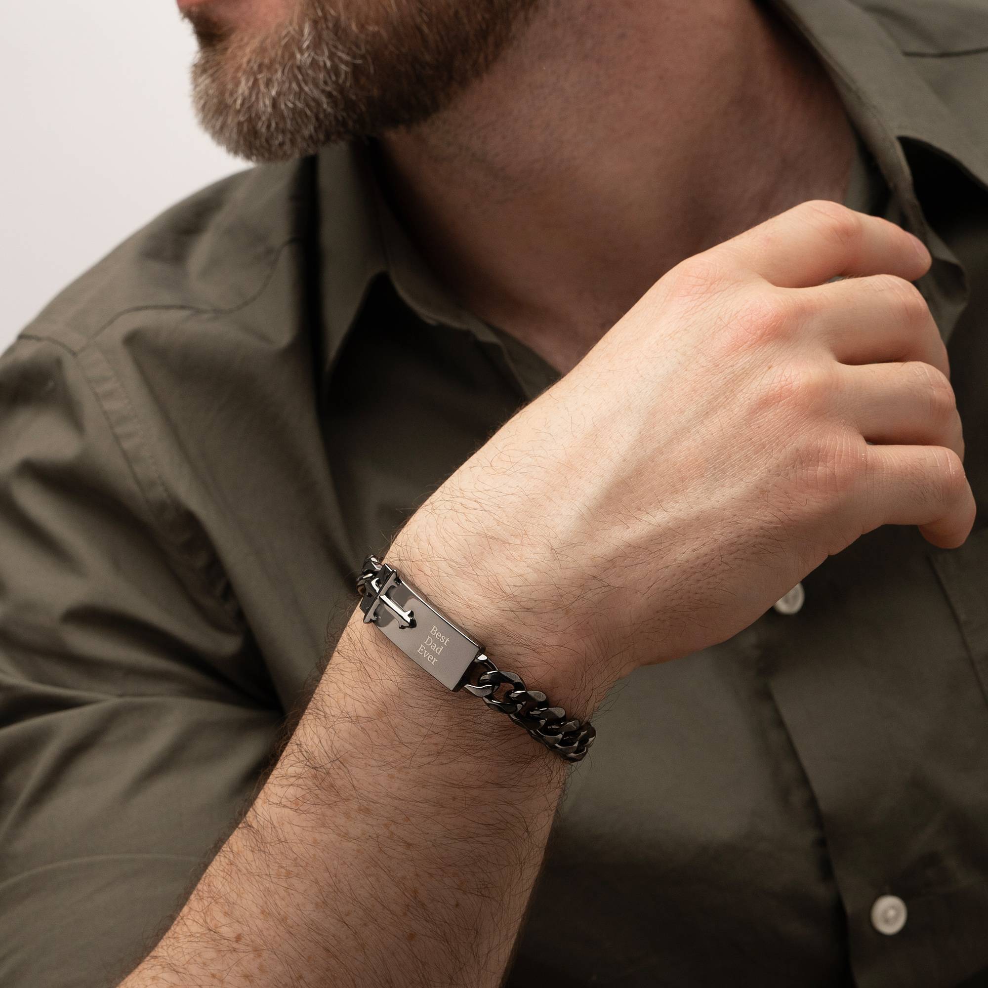 Gepersonaliseerde Kruis ID Armband voor Mannen in Donkergrijs Metaal-1 Productfoto