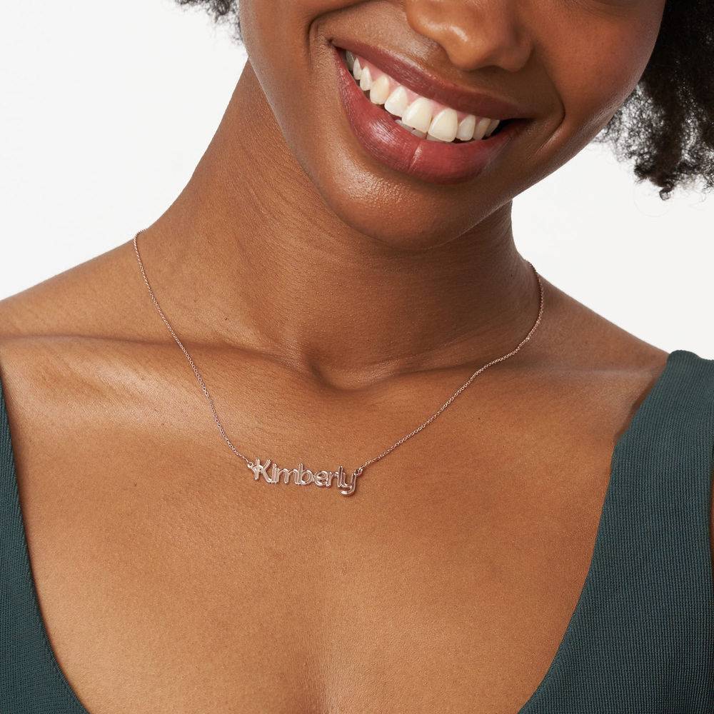 Collar Riley con nombre en relieve en Chapa de oro Rosa de 18K-6 foto de producto