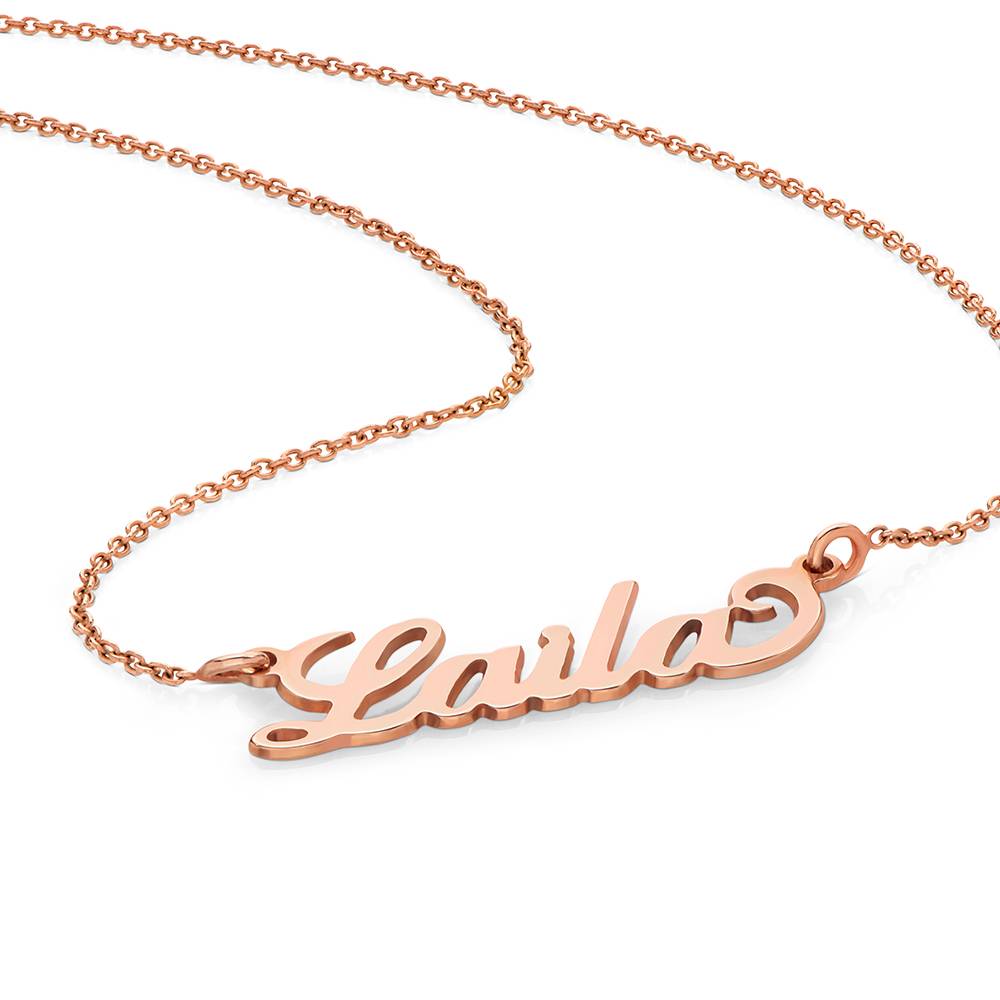 Litet Carrie Namnhalsband i 18k Roséguldplätering-5 Litet Carrie Namnhalsband i 18k Roséguldplätering-5 produktbilder