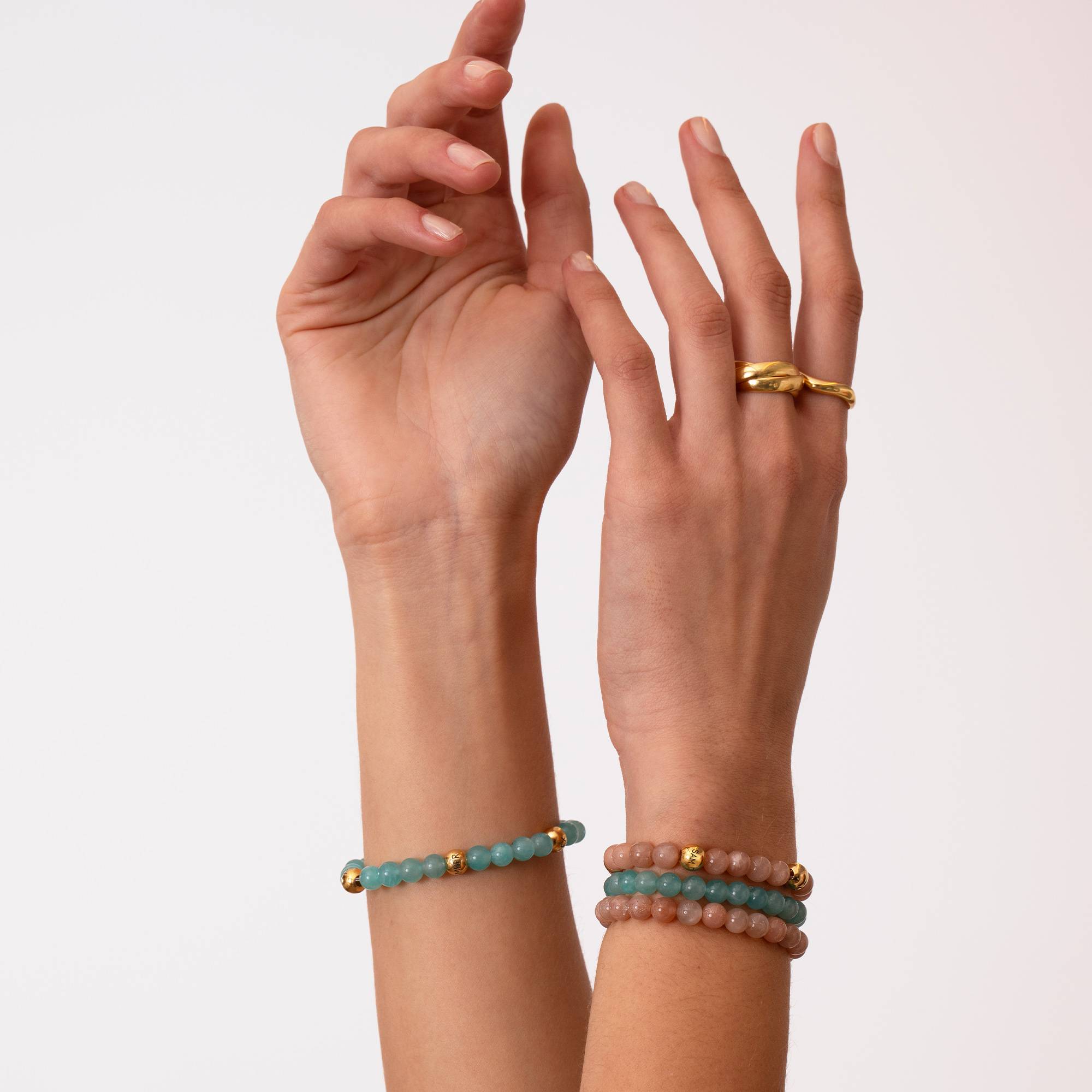 Bracelet Pierre de Soleil  Balance avec Perles Gravées en Plaqué Or 18 carats-1 photo du produit