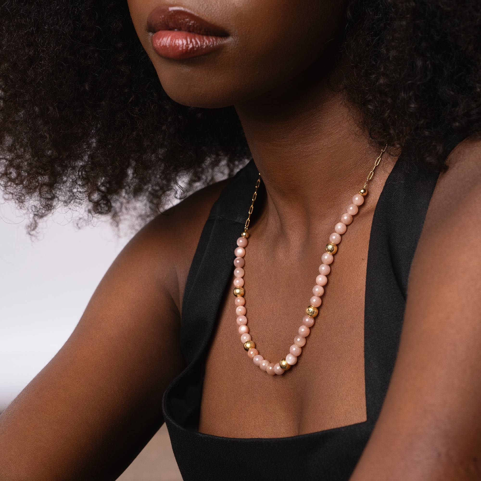 Collier Pierre de Soleil  Balance avec Perles Gravées en Plaqué Or 18 carats-6 photo du produit