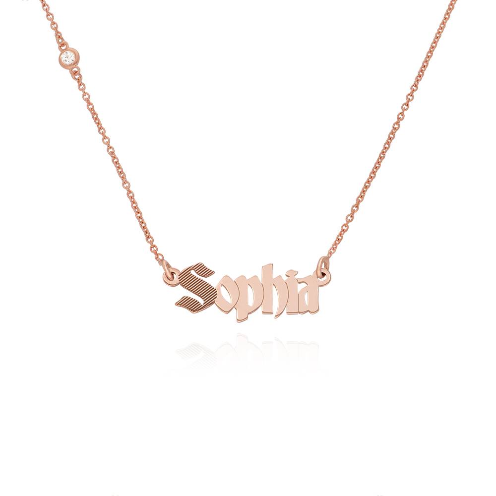 Collar Wednesday texturizado con nombre gótico con diamante en chapa de Oro Rosa de 18K-4 foto de producto
