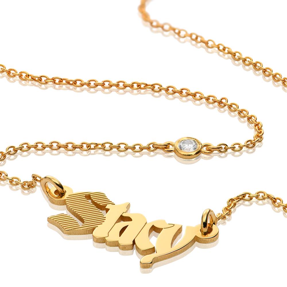 Collar Wednesday texturizado con nombre gótico con diamante en chapa de Oro de 18K-1 foto de producto