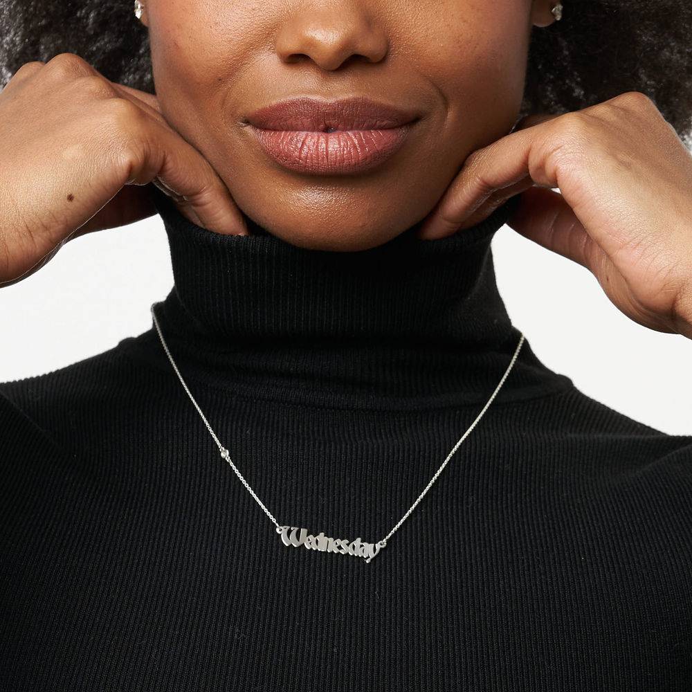 Collar Wednesday texturizado con nombre gótico con diamante en plata de ley-1 foto de producto