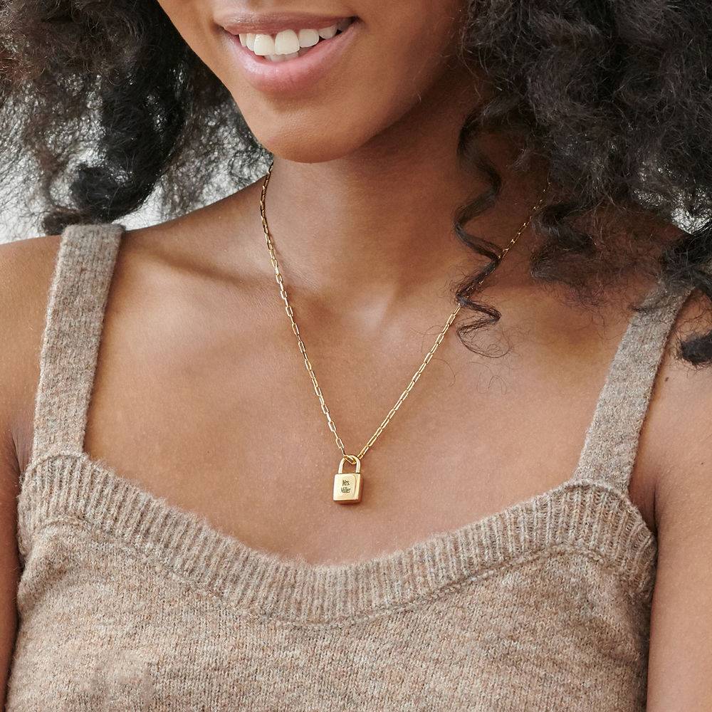 "Allie" Collar de cadena con clip y iniciales de candado, chapado en oro 18K-4 foto de producto