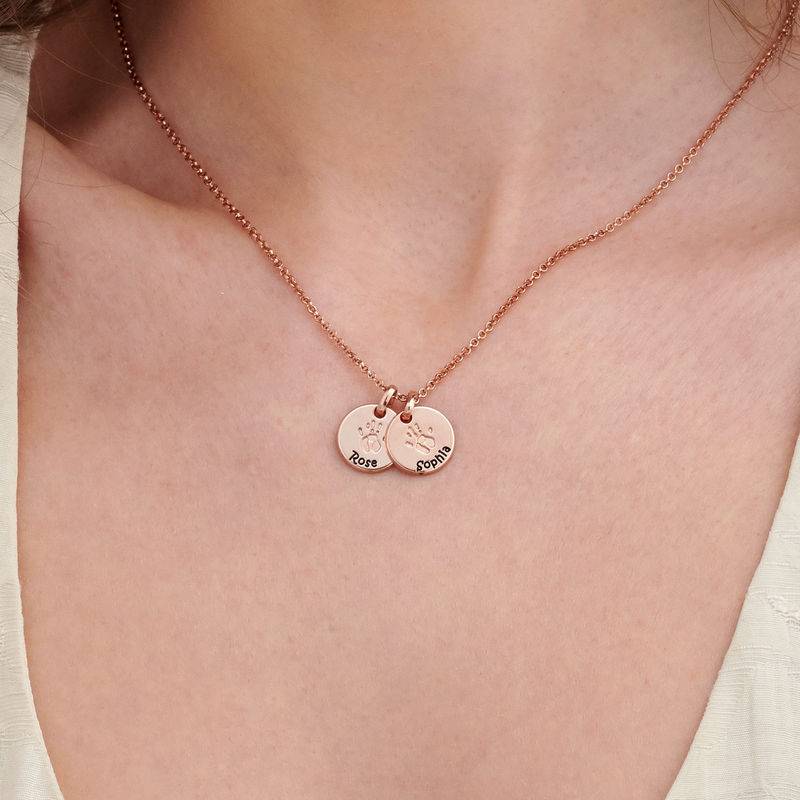 Rund halskæde med navn og babyhåndaftryk i rosaforgyldt sølv-4 produkt billede