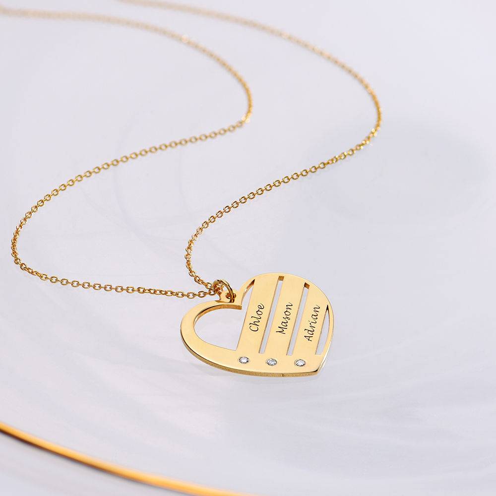 Collar con Pendiente en Forma de Corazón con Diamantes y Nombres Grabados en Oro Vermeil de 18 Kt foto de producto