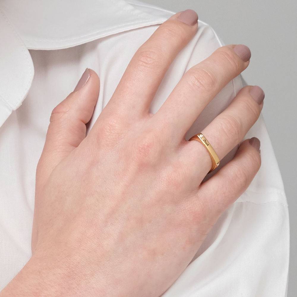 Iris gepersonaliseerde vierkante ring met diamanten in 18k goud verguld-3 Productfoto