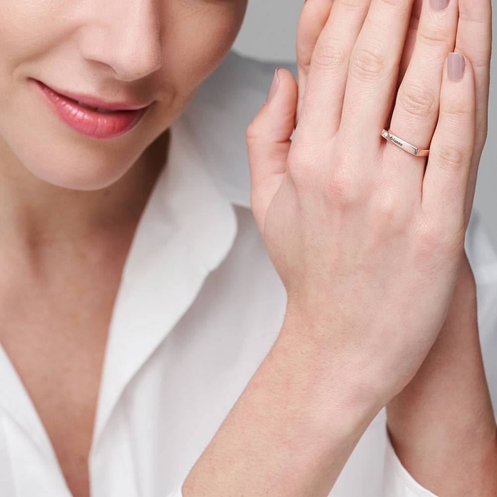 Iris gepersonaliseerde vierkante ring met diamanten in 18k rosé goud verguld-3 Productfoto