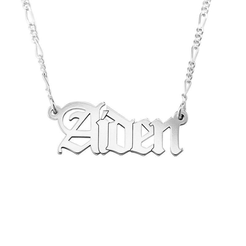 Personlig navnehalskæde med gotisk skrift i sølv produkt billede