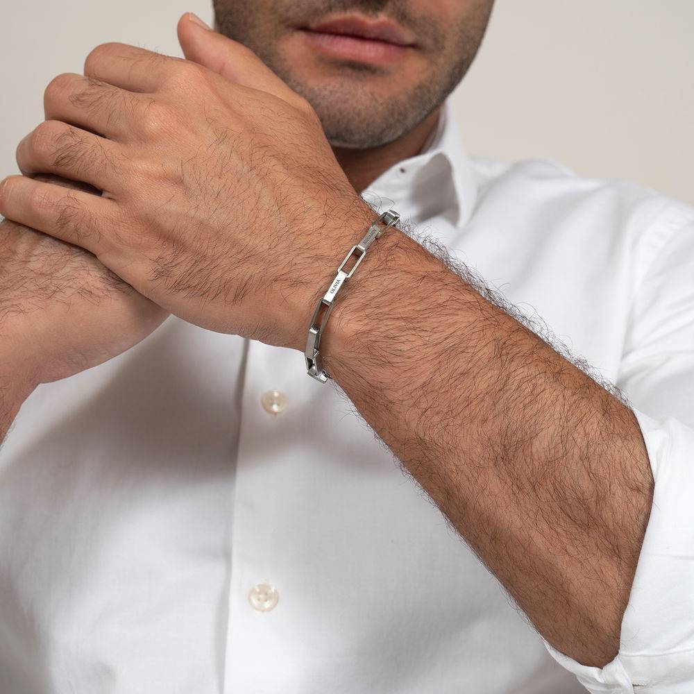 Anpassat fyrkantigt armband för män i matt silver-3 produktbilder