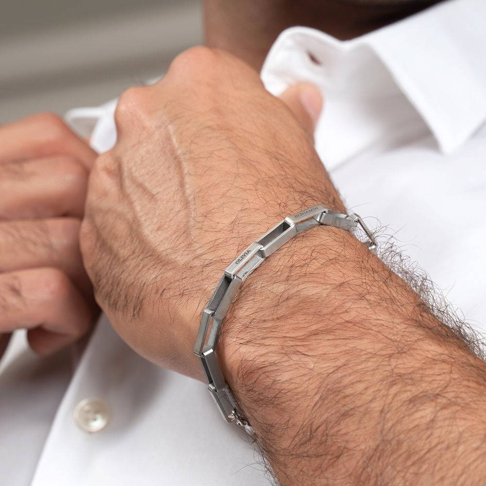 Anpassat fyrkantigt armband för män i matt silver-4 produktbilder