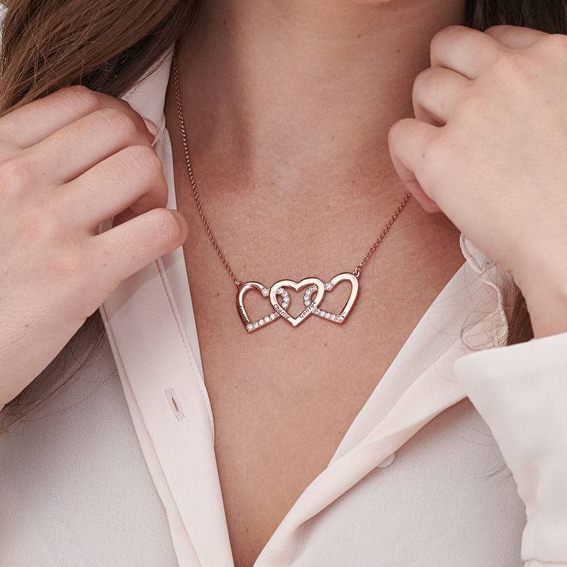 Collar de 3 corazones grabado chapado en oro rosa foto de producto