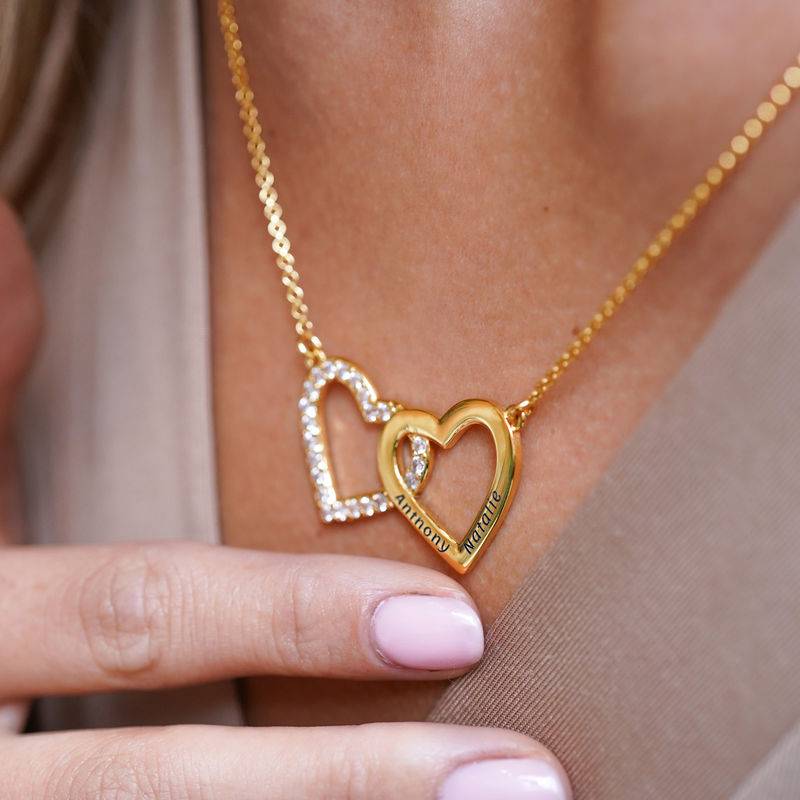 Collar de doble corazón grabado chapado en oro foto de producto