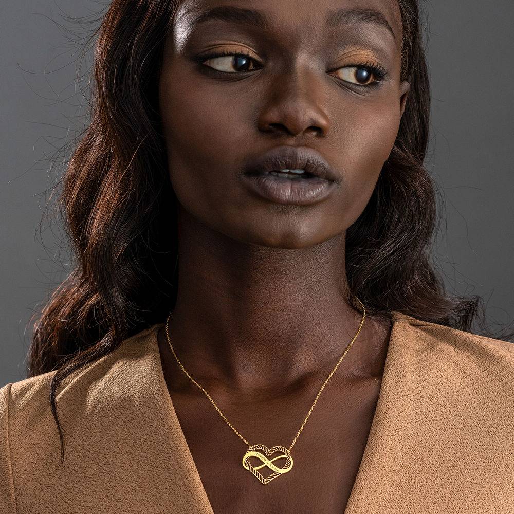 Infinity Halskette mit eingraviertem Herz mit Goldplattierung Produktfoto