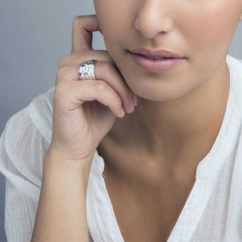 Indgraveret ring til mor med fem fødselssten i sølv-2 produkt billede