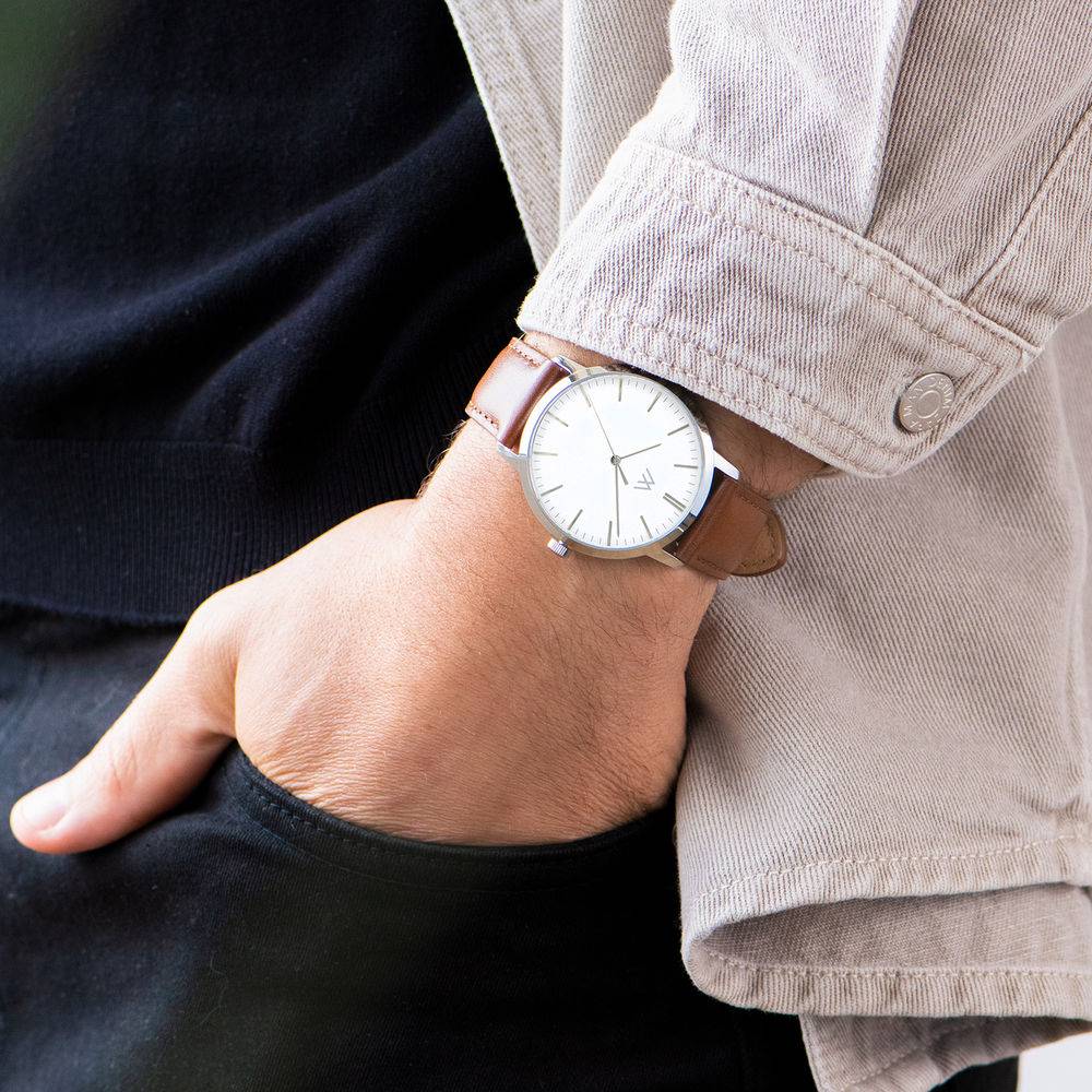 Hampton gepersonaliseerde minimalistische horloge met bruin lederen band-1 Productfoto