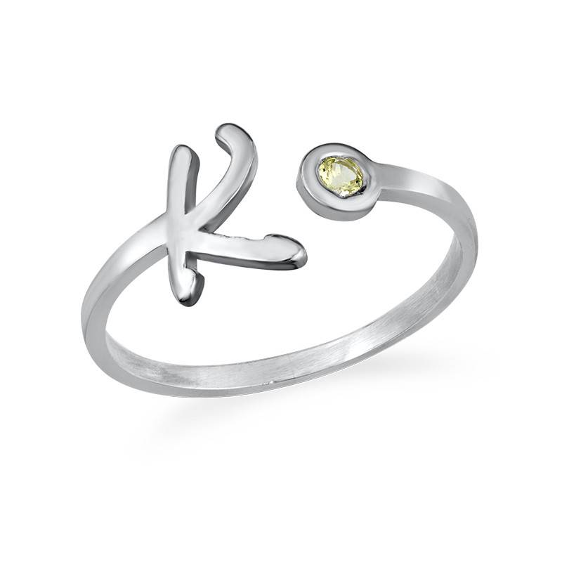 Åpen ring med bokstav og fødselsstein i sølv-3 produktbilde