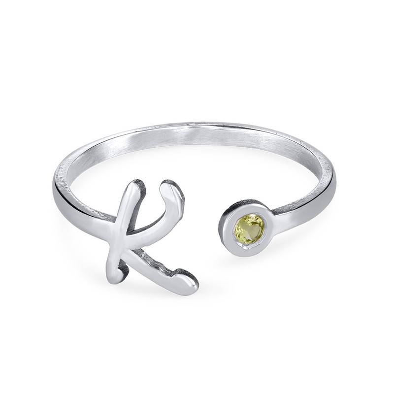 Åpen ring med bokstav og fødselsstein i sølv-4 produktbilde