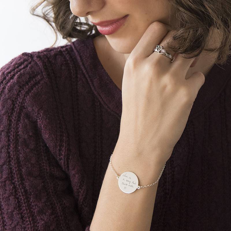 Anillo Personalizado con Piedras de Nacimiento Entrelazado Anillo Personalizado con Piedras de Nacimiento Entrelazado foto de producto
