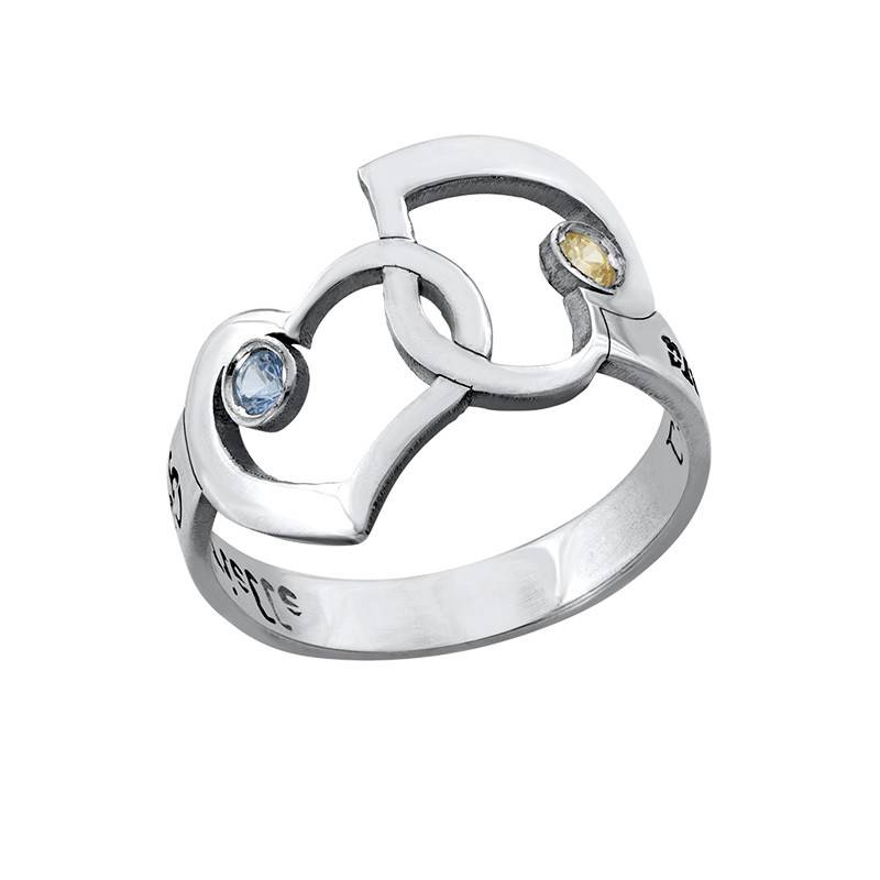 Verflochtener Herzen-Ring mit ausgestanzten Namen Produktfoto