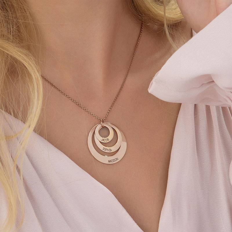 Schmuck für Mütter – rosévergoldete Halskette mit drei flachen Ringen Produktfoto