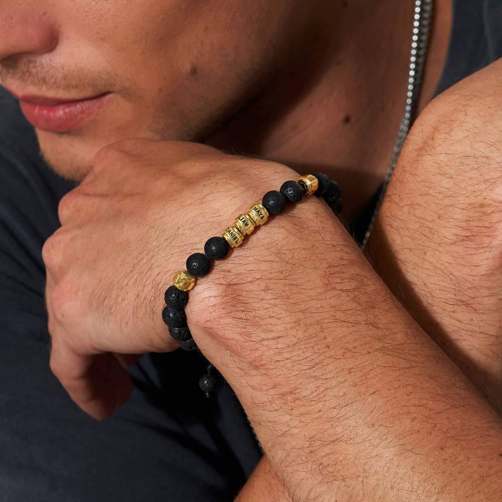 Schwarzes Armband mit Lavasteinen und vergoldeten Beads für Herren-3 Produktfoto