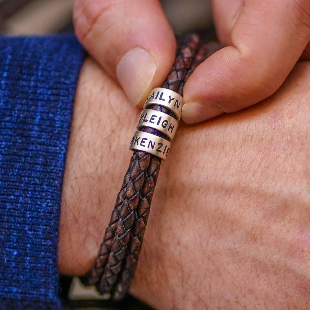 Navigator gevlochten bruine leren armband met kleine gepersonaliseerde kralen in zilver Productfoto