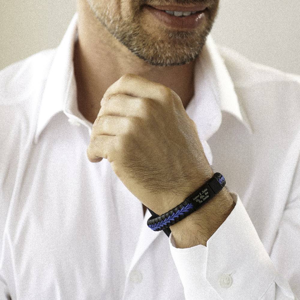 Gegraveerde Heren Armband in Matzwart en Zwart met Blauw Leer-4 Productfoto