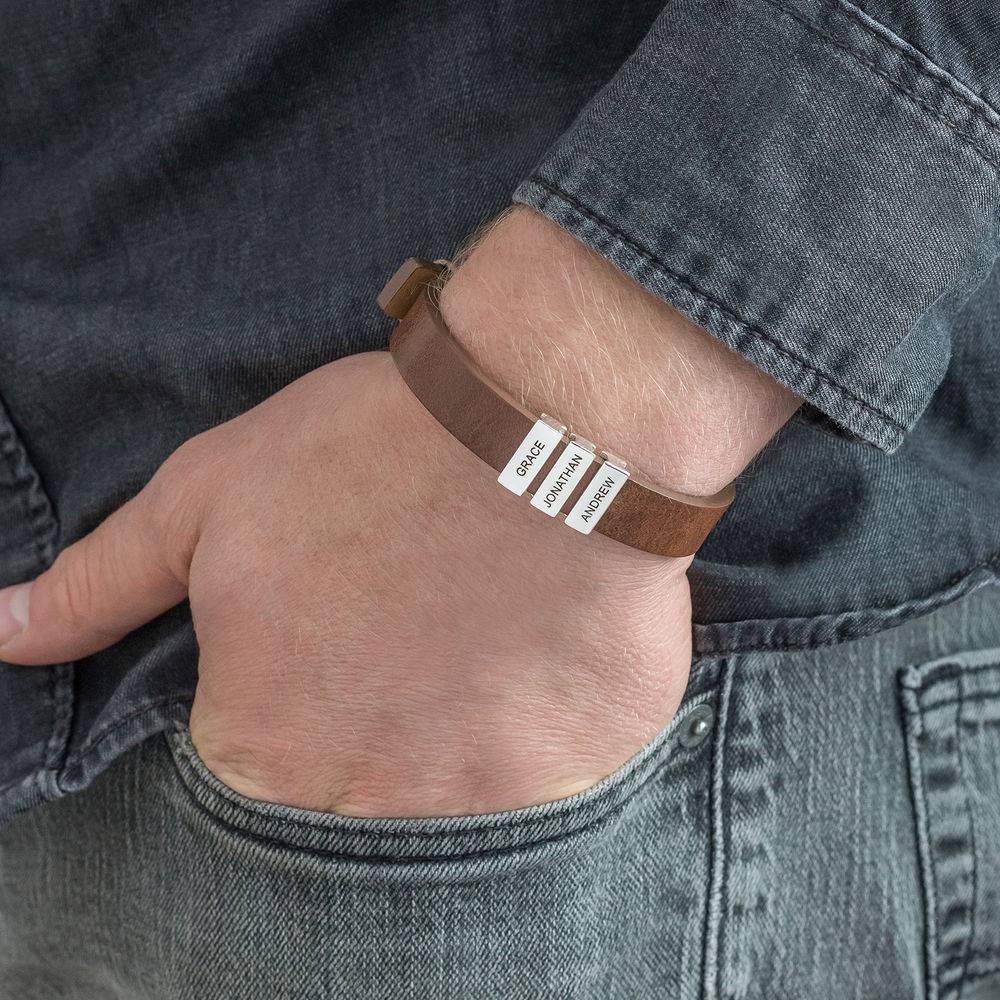 Voyage bruine leren armband voor heren met gepersonaliseerde zilveren naamplaatjes-2 Productfoto