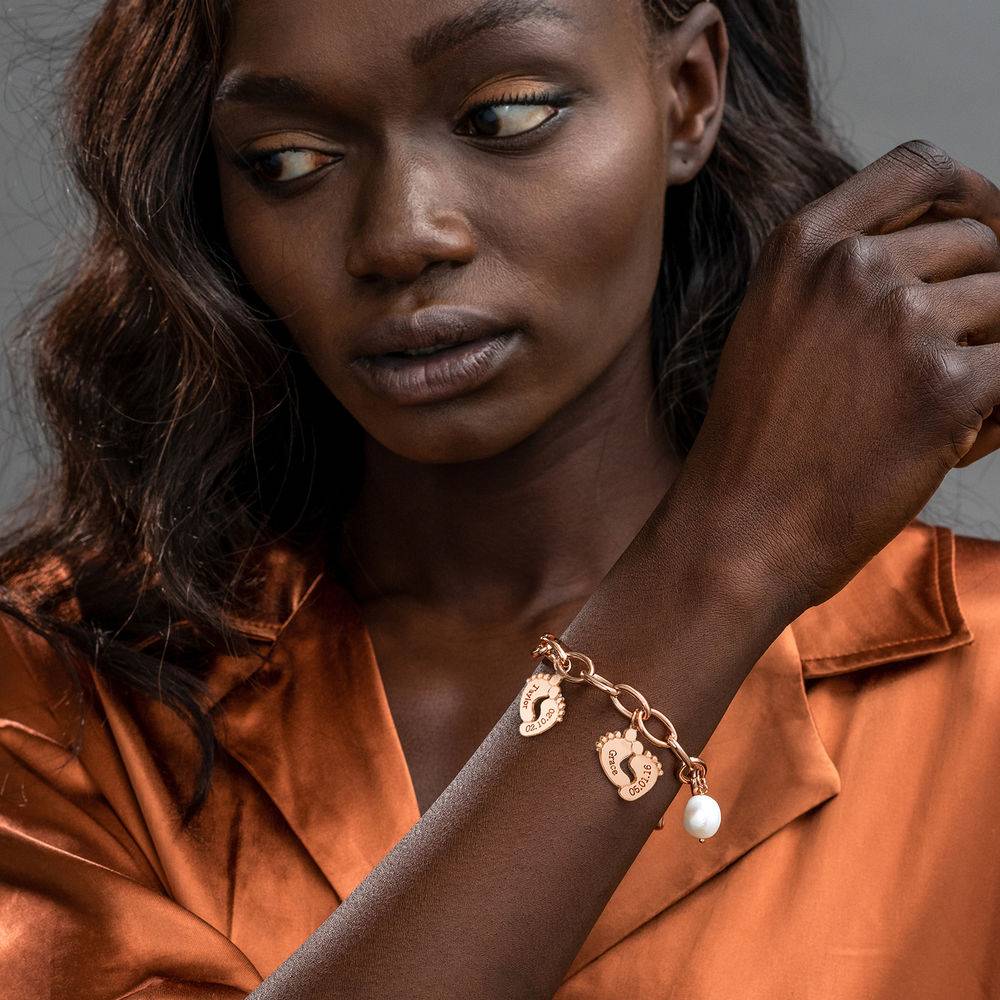 Mamma-armbånd med babyføtter i 18k rosegull forgylt-2 produktbilde