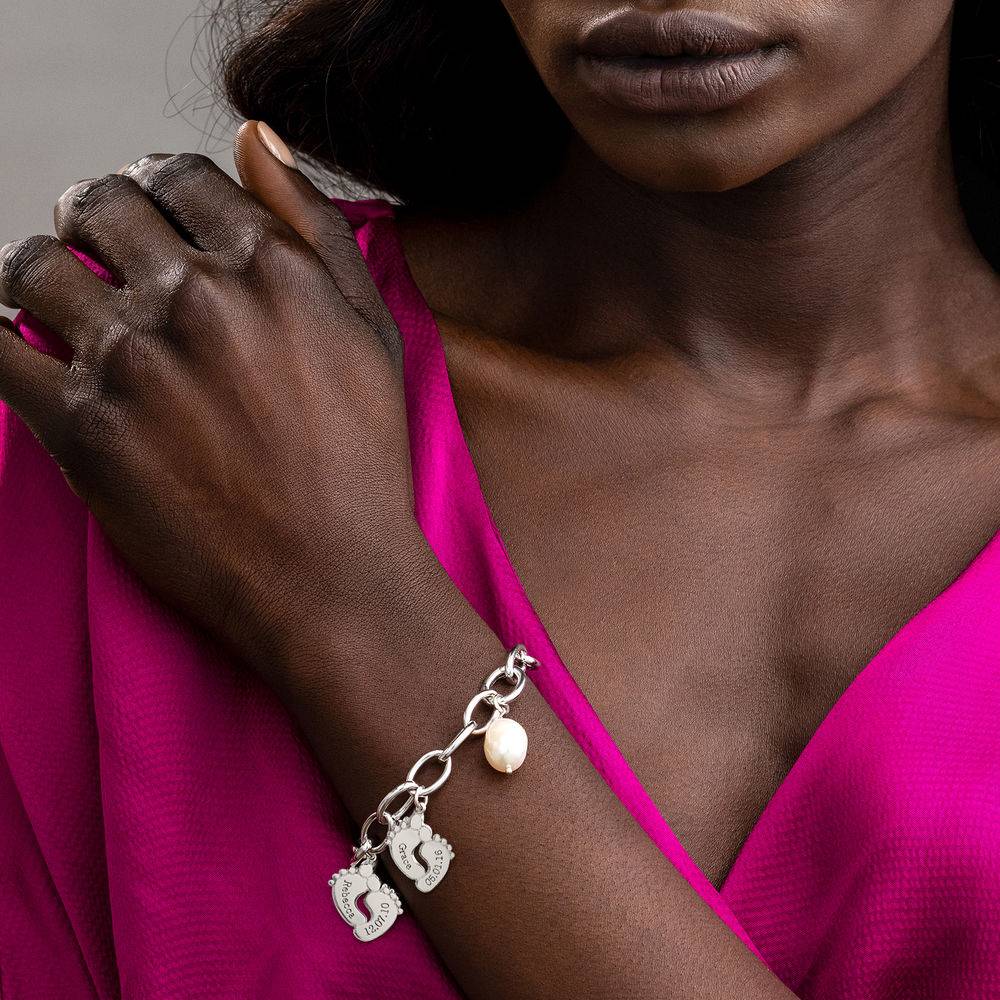 Mamma-armbånd med babyføtter i sølv-1 produktbilde