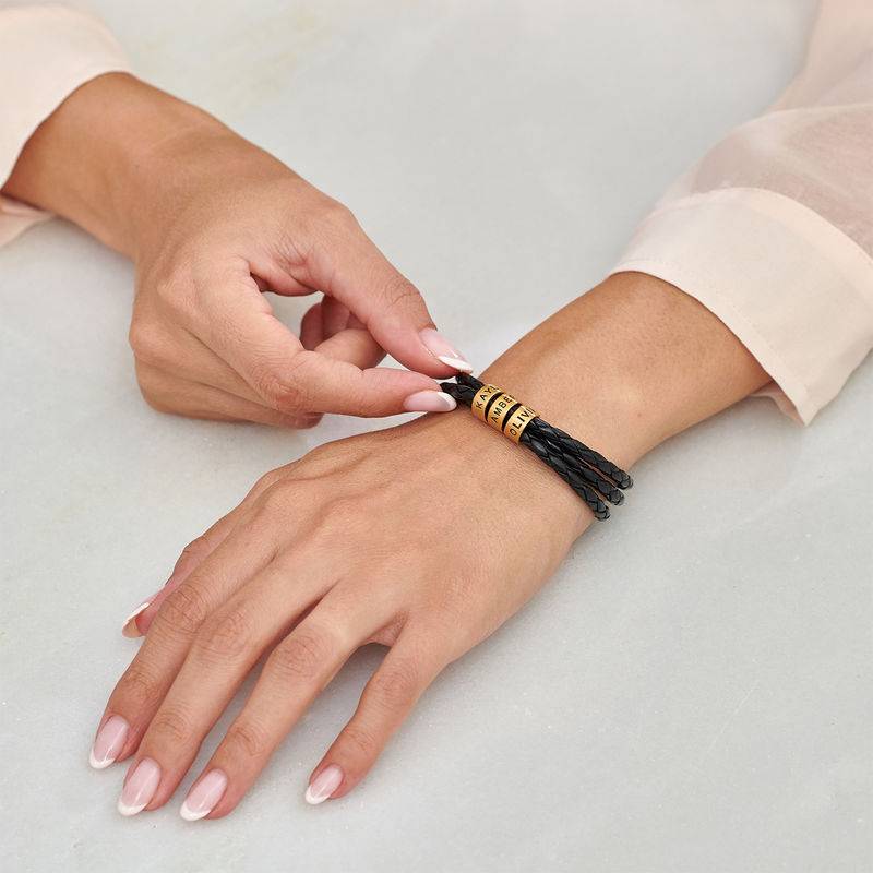 Armband i flätat läder för Kvinnor med Små Runda Namnberlocker i Guldplätering produktbilder