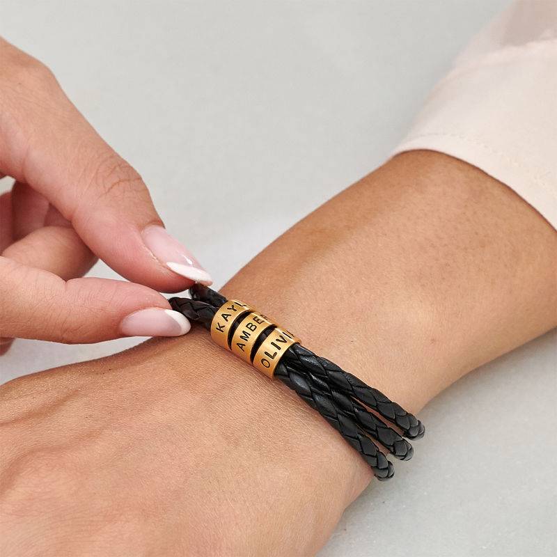 Schwarzes Lederarmband mit Gravur auf kleinen personalisierten Beads aus 750er-Gold-Vermeil Produktfoto