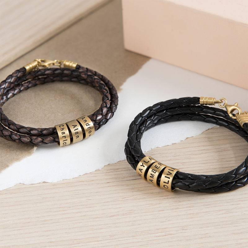 Schwarzes Lederarmband mit Gravur auf kleinen personalisierten Beads aus 750er-Gold-Vermeil Produktfoto