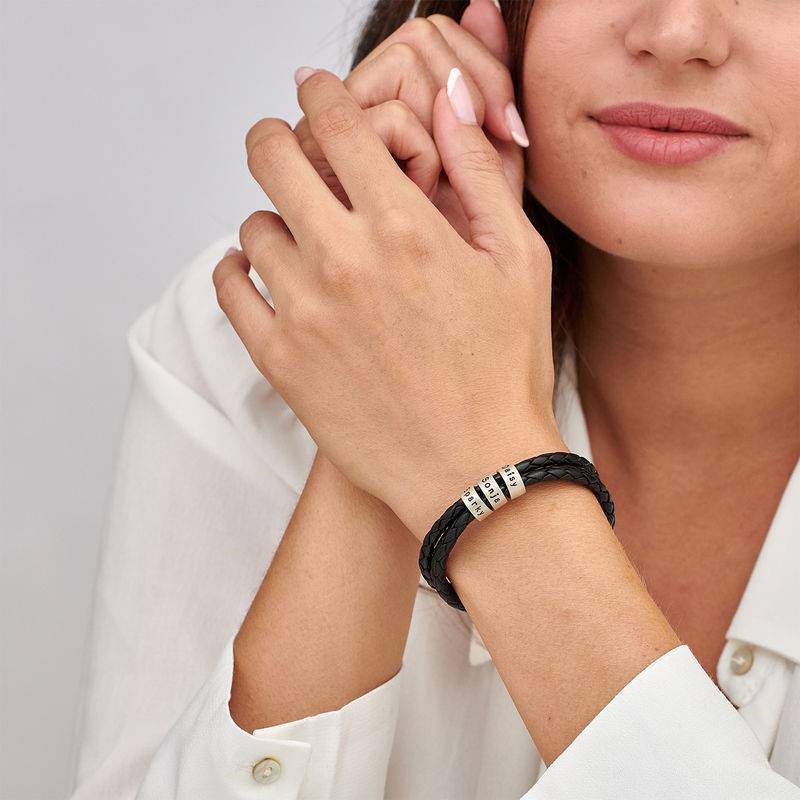 Schwarzes geflochtenes Lederarmband mit silbernen personalisierten Beads für Frauen-2 Produktfoto
