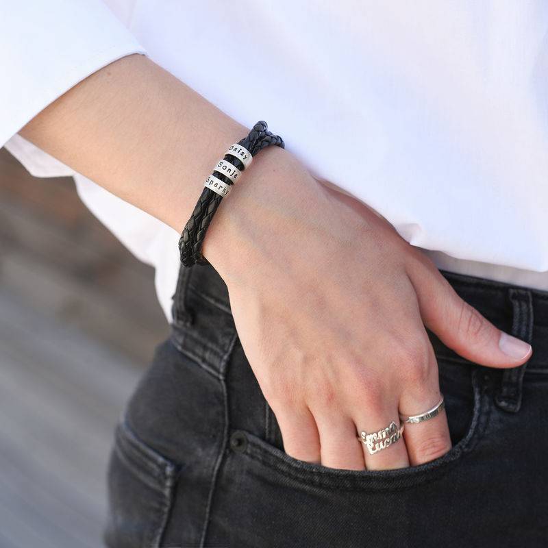 Schwarzes geflochtenes Lederarmband mit silbernen personalisierten Beads für Frauen-1 Produktfoto