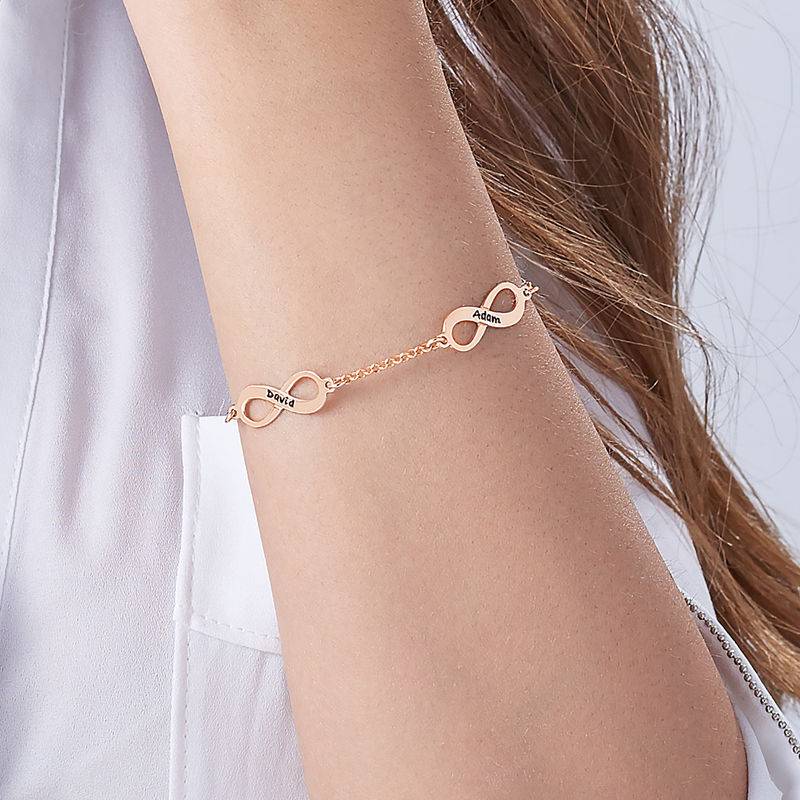 Infinity armbånd til mor med navn i rosaforgyldt sølv-2 produkt billede