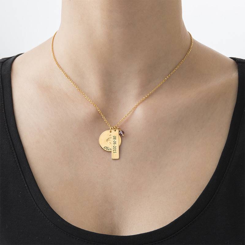 Mammasmycke - Barnfötter berlock halsband i 18K guldplätering-4 produktbilder