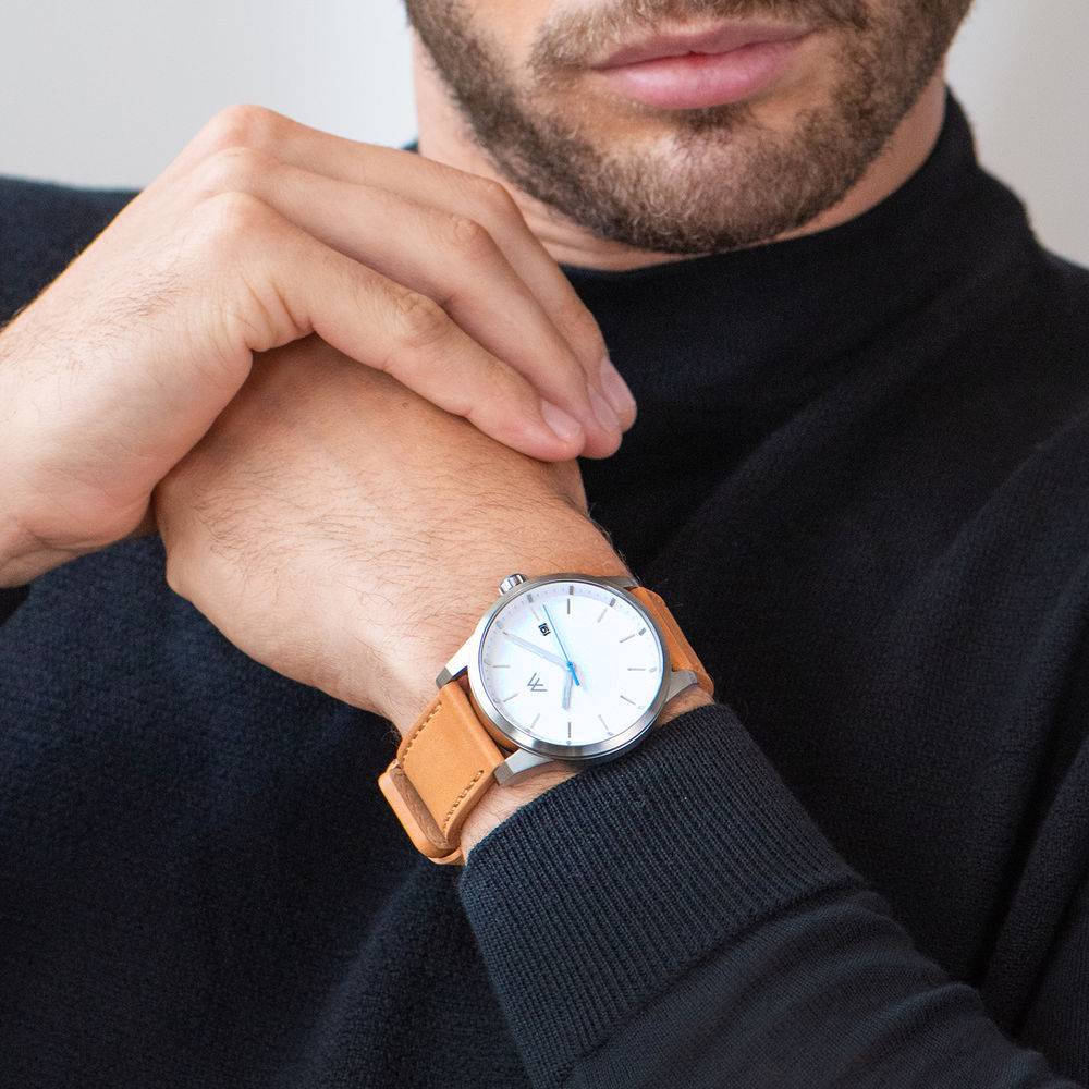 Odysseus Day Date minimalistische horloge met camel kleurige lederen horloge-3 Productfoto