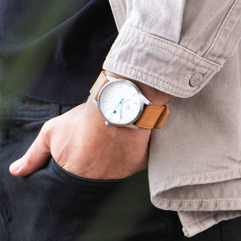 Odysseus Day Date minimalistische horloge met camel kleurige lederen horloge-1 Productfoto