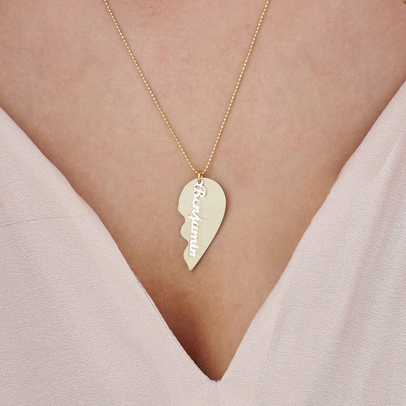 Collar Corazón Grabado de Parejas en Oro 10k Mate foto de producto