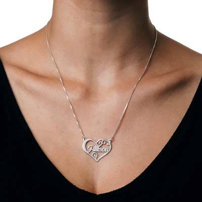 Personligt namn halsband med hjärta i silver-1 produktbilder