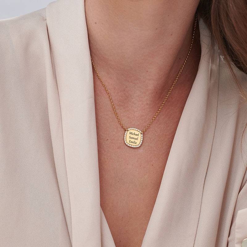 Collar con medalla rectangular grabada con circonia cúbica chapado en oro-4 foto de producto