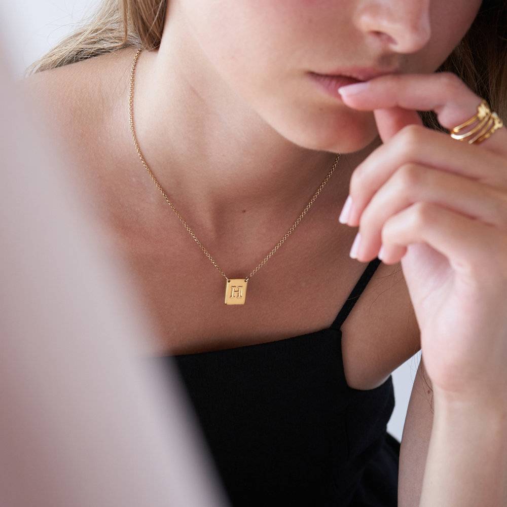 Personligt halsband med bokstav i guldplätering-4 produktbilder